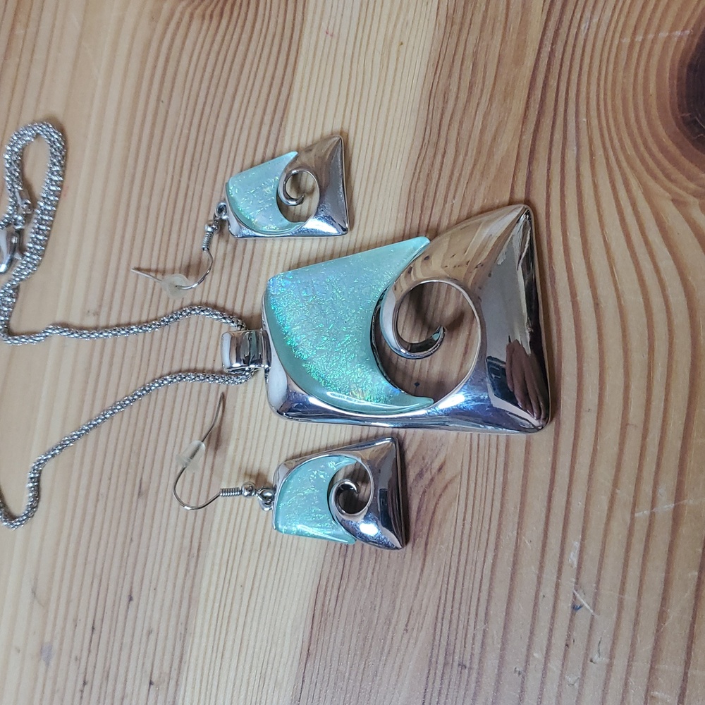 Stunning Resin Hawaiian Wave Drop Hook Earrings & Statement Necklace Silver Tone